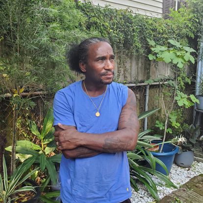Jacc Mikel, en uno de los jardines que cuida en Nueva Orleans. /AMANDA MARS