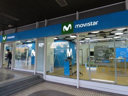 Un cliente sale de una tienda Movistar en Madrid en noviembre de 2020.