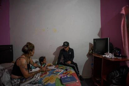 Deivis Barrios, su esposa, Yusnai  Blanco y su hija Denyerlin Barrios, en la habitación de alquiler en la que viven en un barrio del sur de Bogotá.
