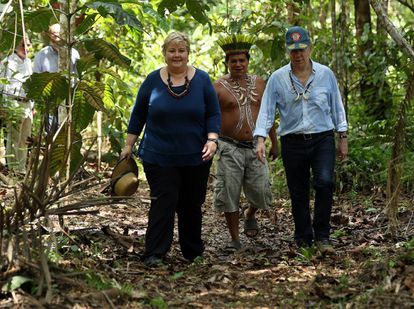 La primera ministra de Noruega, Erna Solberg, recorre un resguardo indígena en el Amazonas junto al presidente Juan Manuel Santos durante su visita a Colombia en abril de 2018.