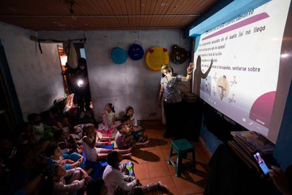Un grupo de niños toma una clase en la casa familiar de la maestra Milagros Agreda, en Caracas, Venezuela, este mes.