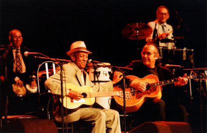 Compay Segundo y Ry Cooder en la primera presentación en el mundo de Buena Vista Social Club, en Paises Bajos, en abril de 1998