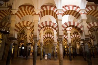 Visitantes en el interior de la mezquita-catedral de Córdoba.