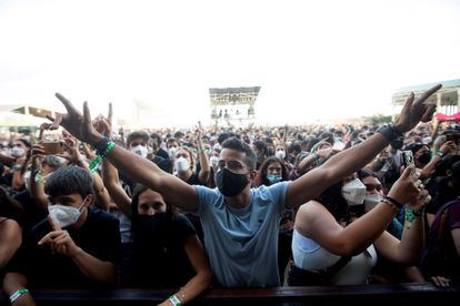 Varios jóvenes con mascarilla en el festival Cruïlla de Barcelona celebrado en julio.