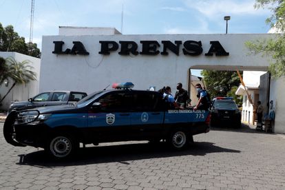 La policía de Ortega allana al principal diario de Nicaragua y le acusa de “defraudación aduanera”