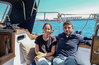 Katharina Weber y Brandon Miller, a bordo de su velero 'Anyway' en el puerto de Tarifa (Cádiz).