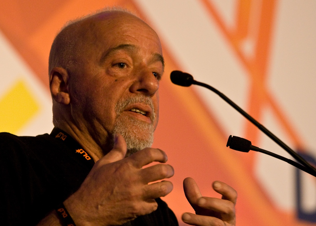 Las 15 mejores frases de Paulo Coelho en el día de su cumpleaños