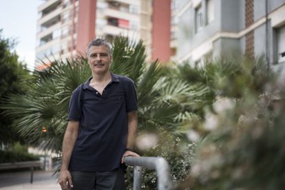 Jordi Diz, que sufrió una lesión cerebral tras un accidente de moto, pasea por su barrio, en L'Hospitalet de Llobregat