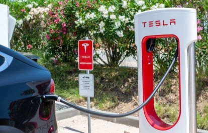 Una estación de carga eléctrica de Tesla en Barcelona.