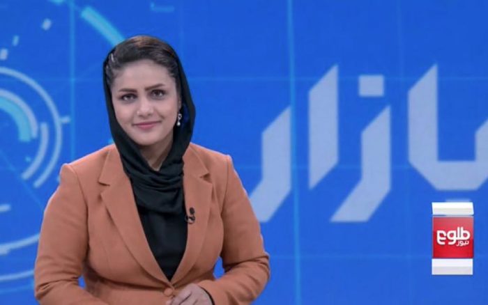 Las mujeres vuelven a la televisión afgana pese a las dudas por el auge talibán