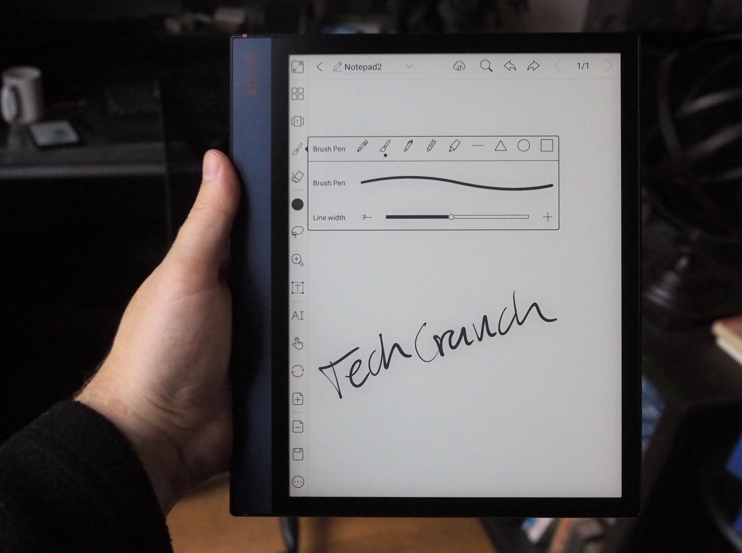 Vista de una interfaz de tableta con escritura a mano.