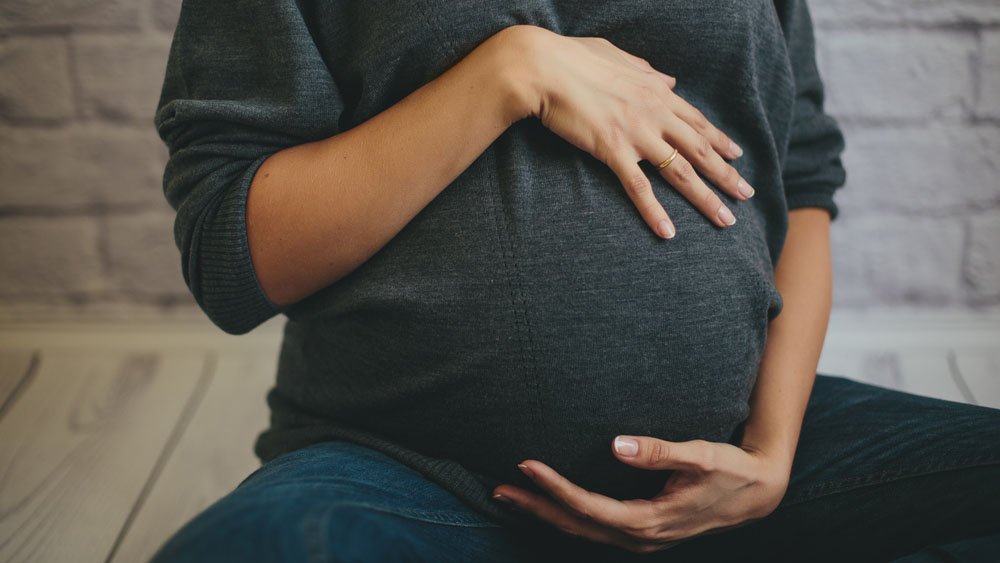 Los CDC piden a embarazadas que se vacunen contra el COVID-19 por la variante Delta