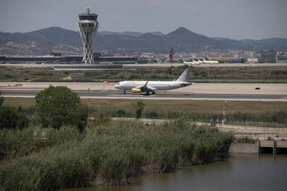 Un avión en la pista 3 del aeropuerto de Barcelona, el pasado junio.