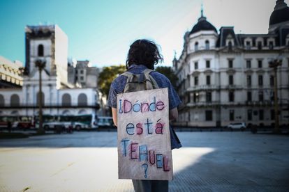 Un hombre carga un cartel en su espalda en referencia al joven desaparecido Tehuel de La Torre, durante una manifestación en abril, en Buenos Aires (Argentina).