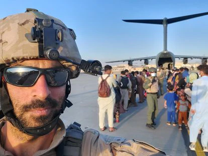 Javier Escorihuela, en el aeropuerto de Kabul durante la misión de evacuación.