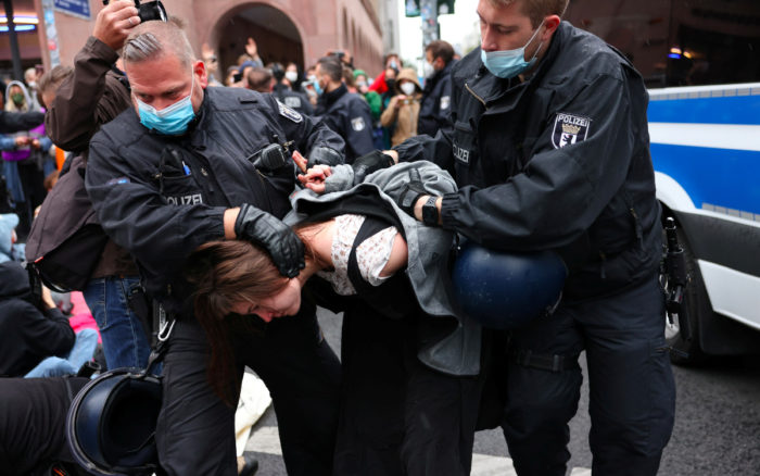 Policías y manifestantes se enfrentan mientras miles marchan en Berlín contra restricciones por Covid | Video