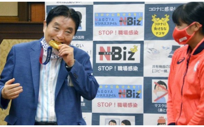 Provoca alcalde japonés indignación por morder medalla olímpica | Video