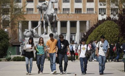 Estudiantes ante una Facultad de la Universidad Complutense.