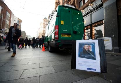 Un cartel advierte de que el furgón de al lado opera cámaras de reconocimiento facial en Leicester Square, Londres.
