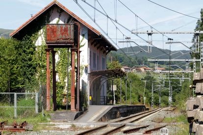 La línea férrea Bilbao-Santander en la estación de Villa Verde de Trucios Bizkaia 2, a principios de agosto.