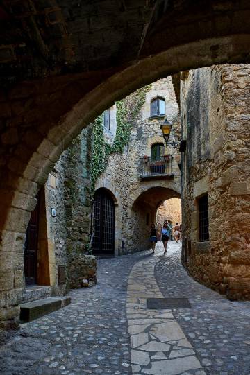 Uno de los arcos de la calle Mayor, en el centro histórico medieval de Pals, en Girona.