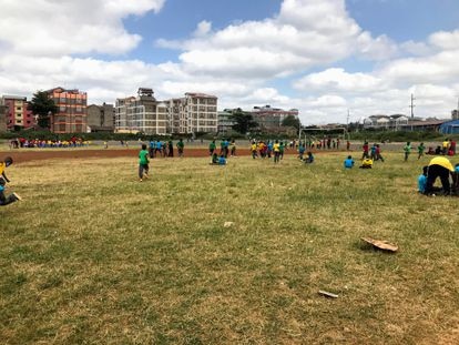 Los alumnos de distintos colegios del barrio también usan este terreno para hacer deporte.