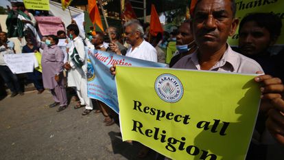 Protesta de la minoría hindú contra el ataque de un templo en Rahim Yar Khan, Pakistán, el domingo.