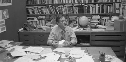 Ben Bradlee en su escritorio en 1971, un año antes de destapar el ‘caso Watergate’.