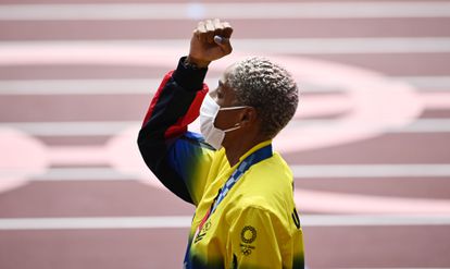 Yulimar Rojas levanta el puño en el podio de Tokio.