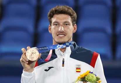 Tokyo (Japan), 01/08/2021.- Bronze medalist Pablo Carreno Busta of Spain celebrates on the podium during the award ceremony after the Men's Single gold medal match during the Tennis events of the Tokyo 2020 Olympic Games at the Ariake Coliseum in Tokyo, Japan, 01 August 2021. (Tenis, Japón, España, Tokio) EFE/EPA/MAST IRHAM