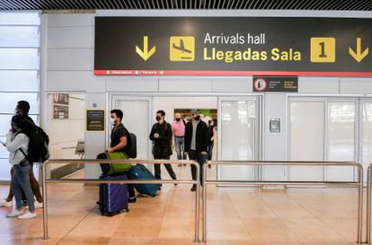Pasajeros llegando al aeropuerto Adolfo Suárez-Madrid Barajas, el pasado 2 de julio.