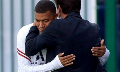 Mbappé saluda al director deportivo del PSG, Leonardo Nascimento, en París.