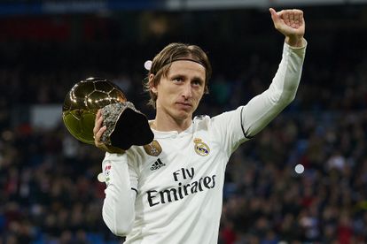 Luka Modrić presenta el Balón de Oro como mejor futbolista del mundo de 2018 ante la afición del Real Madrid.