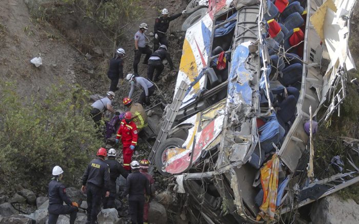 Aumentan a 33 los muertos por la caída de un autobús a un barranco en Perú
