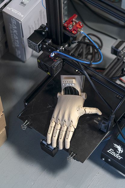 Trésdesis Nelly, dispositivo para personas sin dedos, en la impresora 3D que la fabricó. 