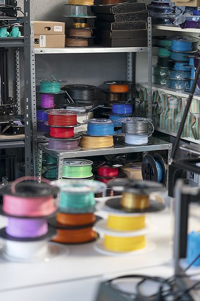 Bobinas de colores: Material denominado PLA utilizadas para imprimir cualquier dispositivo en Ayúdame 3D.