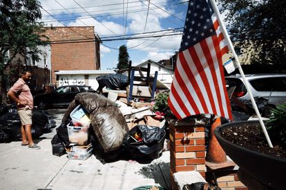 Una persona clasifica las pertenencias de su casa inundada en un vecindario de Queens, Nueva York, que sufrió inundaciones masivas y numerosas muertes luego de una noche de fuertes vientos y lluvia de los restos del huracán Ida el 3 de septiembre de 2021.