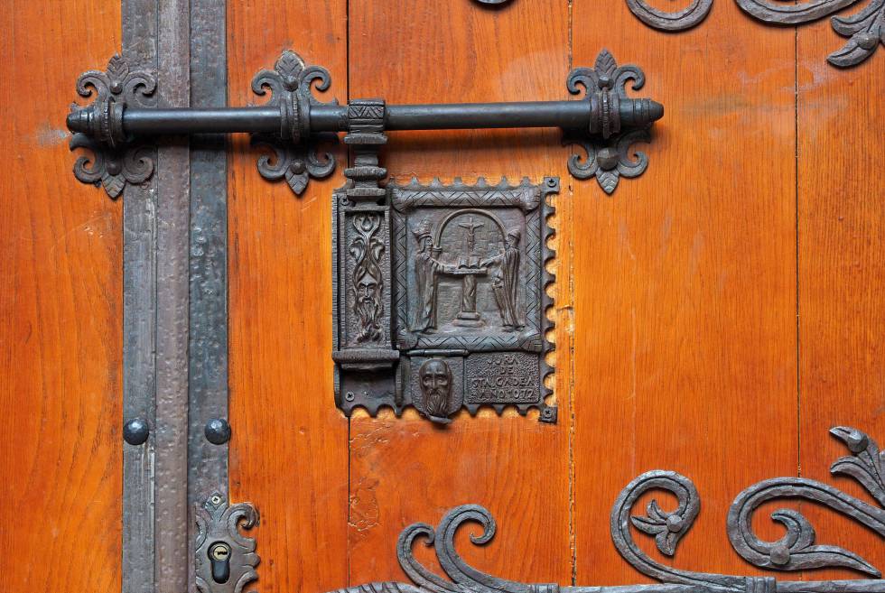 Detalle en la puerta de madera de acceso a la catedral de Burgos.