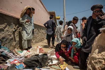 Un grupo de afganos muestra su pesar tras un atentado de la insurgencia contra una escuela en Kabul en mayo de este año.