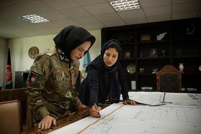 Hosna Jalil, viceministra del Interior (a la derecha), y la capitana Rahima Ataee. Ambas mujeres formaban parte de la anterior Administración y fueron fotografiadas en junio de 2020. 