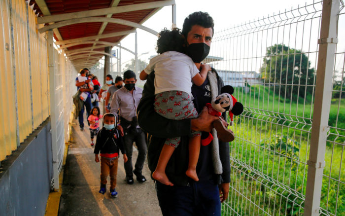 Jueza federal de EU califica como ilegal que solicitantes de asilo deban esperar en México