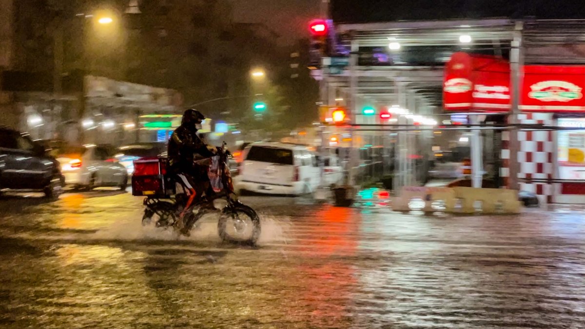 Con el agua a las rodillas y en plena tormenta: repartidor de comida trabajando en NY se vuelve viral