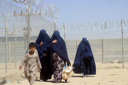 Mujeres afganas en la frontera con Pakistán, este sábado.