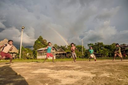 Niños indígenas juegan fútbol en la comunidad de Turriquitadó Llano. Comunidad que alberga a otros indígenas desplazados por la violencia.