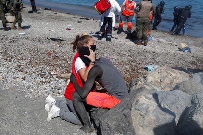 Una voluntaria de la Cruz Roja Española abraza a un inmigrante senegalés recién llegado a Ceuta a nado el pasado 18 de mayo.