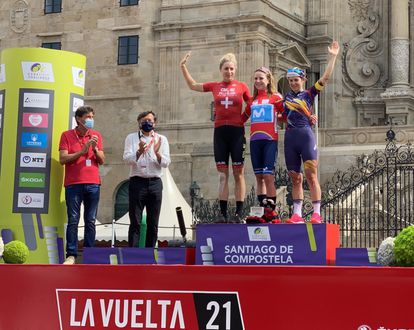 Annemiek van Vleuten, en el centro, en el podio de la Vuelta femenina.