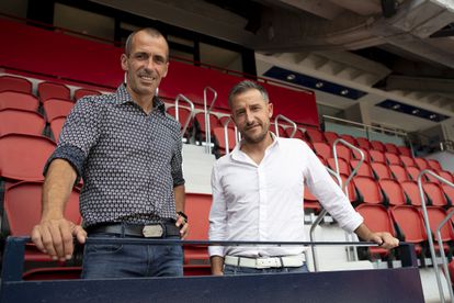 Patxi Puñal (izquierda) tras su regreso a Osasuna como director técnico de Tajonar.
