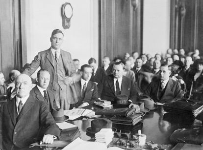 Roscoe "Fatty" Arbuckle con su equipo de abogados defensores durante el juicio, el primero que la prensa siguió atentamente y convirtió en un evento sensacionalista.