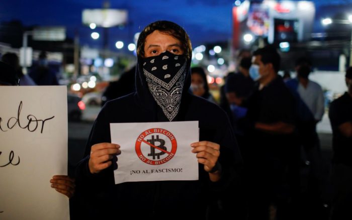 Familias migrantes, cautelosas ante adopción del Bitcoin en El Salvador
