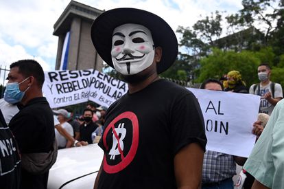 Un hombre se manifiesta contra el Bitcoin el 1 de septiembre en San Salvador.